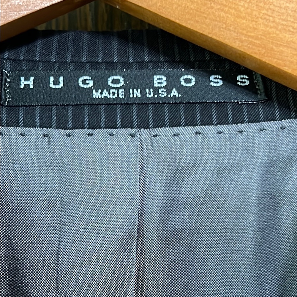 Hugo Boss Suit Black Pinstripe, 100% Virgin Wool, Made in USA, 40R - Picture 2 of 16